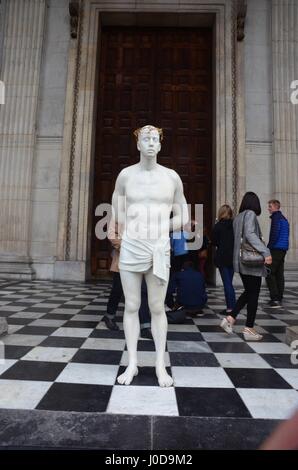 Amnesty International, la Cathédrale St Paul et l'artiste de renom Mark Wallinger collaborent pour mettre en évidence la situation de tous ceux actuellement en prison, la souffrance la torture ou risque d'être exécuté en raison de leurs convictions politiques, religieuses ou autres croyances-consciencieusement. La figure de pierre de marbre blanc se trouve en face de paternoster square, avec les mains liées, le conchie exprime une triste résignation à l'ignorant les actions de ses compagnons opressive l'humanité, de crédit : Philip Robins/Alamy Live News Banque D'Images