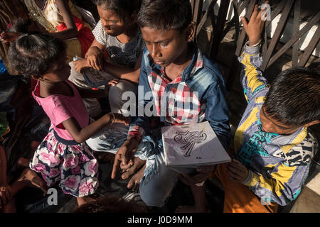 (170412) -- KOLKATA (Inde), le 12 avril 2017 (Xinhua) -- les enfants des rues Indiens étude sur une rue sur la Journée internationale pour les enfants des rues à Calcutta, capitale de l'Est de l'état indien du Bengale occidental, le 12 avril 2017. (Xinhua/Tumpa Mondal) Banque D'Images