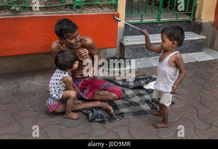 (170412) -- KOLKATA (Inde), le 12 avril 2017 (Xinhua) -- les enfants des rues indiens jouent sur une rue sur la Journée internationale pour les enfants des rues à Calcutta, capitale de l'Est de l'état indien du Bengale occidental, le 12 avril 2017. (Xinhua/Tumpa Mondal) Banque D'Images