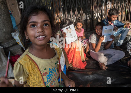 (170412) -- KOLKATA (Inde), le 12 avril 2017 (Xinhua) -- les enfants des rues Indiens étude sur une rue sur la Journée internationale pour les enfants des rues à Calcutta, capitale de l'Est de l'état indien du Bengale occidental, le 12 avril 2017. (Xinhua/Tumpa Mondal) Banque D'Images