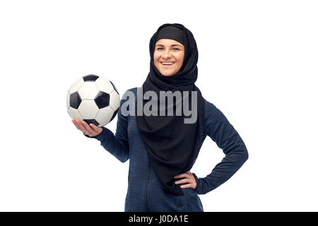 Heureux femme musulmane dans hijab avec football Banque D'Images