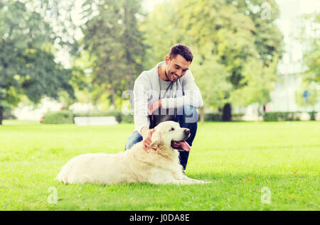 Homme heureux avec labrador dog walking in city Banque D'Images