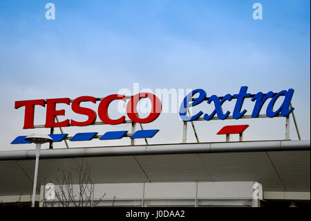 Supermarché Tesco signe supplémentaire Banque D'Images