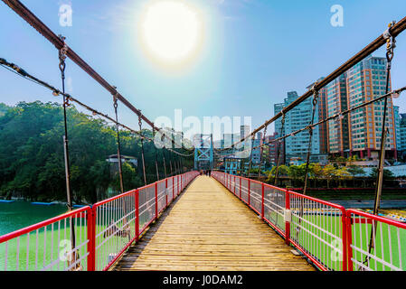 Suspension Bridge au coucher du soleil à Taipei Bitan Banque D'Images