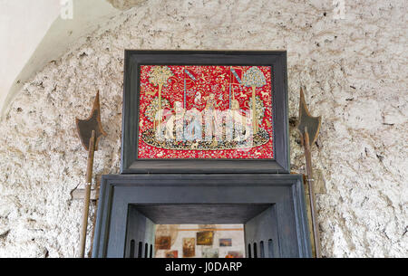 CHYNADIEVO, UKRAINE - Octobre 01, 2016 : galerie d'Art avec tapisserie de l'artiste local dans abandonné château médiéval Saint Miklosh à Lviv. Dans rédiger Banque D'Images