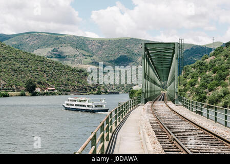 Croisière en bateau dans le fleuve Douro, Sao Joao da Pesqueira, Portugal. Banque D'Images