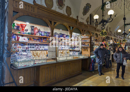Cracovie, Pologne - 12 janvier 2017 : personnes visitent les échoppes de marchés ou de la Halle Sukiennice. Il est l'élément central de la place du marché principale de la Banque D'Images