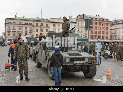 Cracovie, Pologne - le 14 janvier 2017 : Bienvenue dans les troupes américaines sur place du marché de Cracovie Pologne sécurisé pique-nique lors de l'arrivée de soldats dévoués à fo Banque D'Images