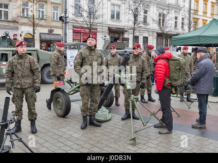 Cracovie, Pologne - le 14 janvier 2017 : Bienvenue dans les troupes américaines sur place du marché de Cracovie Pologne sécurisé pique-nique lors de l'arrivée de soldats dévoués à fo Banque D'Images