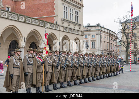 Cracovie, Pologne - le 14 janvier 2017 : Bienvenue dans les troupes américaines sur place du marché de Cracovie Pologne sécurisé pique-nique lors de l'arrivée de soldats dévoués à fo Banque D'Images