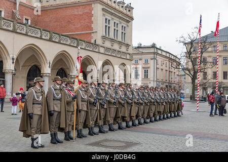 Cracovie, Pologne - le 14 janvier 2017 : Bienvenue dans les troupes américaines sur place du marché de Cracovie Pologne sécurisé pique-nique lors de l'arrivée de soldats dévoués à fo Banque D'Images