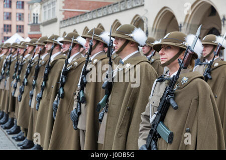 Cracovie, Pologne - le 14 janvier 2017 : Bienvenue dans les troupes américaines sur place du marché de Cracovie Pologne sécurisé pique-nique lors de l'arrivée de soldats dévoués à fo Banque D'Images