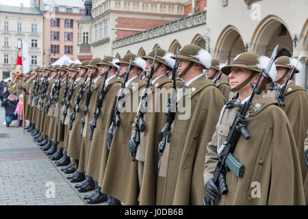 Cracovie, Pologne - le 14 janvier 2017 : Bienvenue dans les troupes américaines sur place du marché de Cracovie Pologne sécurisé pique-nique lors de l'arrivée de soldats dévoués à fo Banque D'Images