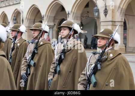 Cracovie, Pologne - le 14 janvier 2017 : Bienvenue dans les troupes américaines sur place du marché de Cracovie Pologne sécurisé pique-nique lors de l'arrivée de soldats dévoués à fo Banque D'Images