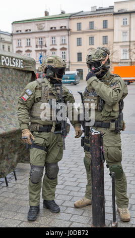 Cracovie, Pologne - le 14 janvier 2017 : Bienvenue dans les troupes américaines sur place du marché de Cracovie Pologne sécurisé pique-nique lors de l'arrivée de soldats dévoués à fo Banque D'Images