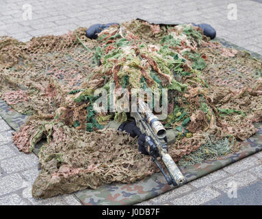 Cracovie, Pologne - le 14 janvier 2017 : Bienvenue dans les troupes américaines sur place du marché de Cracovie Pologne sécurisé pique-nique lors de l'arrivée de soldats dévoués à fo Banque D'Images