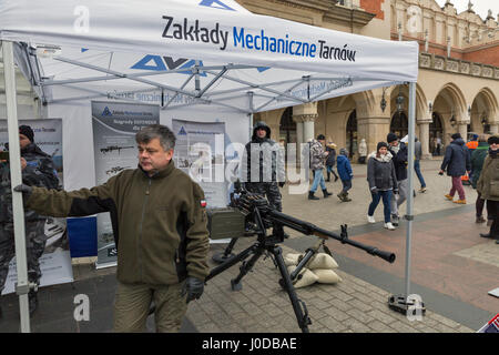 Cracovie, Pologne - le 14 janvier 2017 : Bienvenue dans les troupes américaines sur place du marché de Cracovie Pologne sécurisé pique-nique lors de l'arrivée de soldats dévoués à fo Banque D'Images