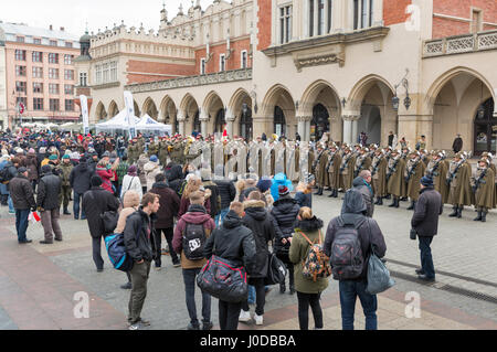 Cracovie, Pologne - le 14 janvier 2017 : Bienvenue dans les troupes américaines sur place du marché de Cracovie Pologne sécurisé pique-nique lors de l'arrivée de soldats dévoués à fo Banque D'Images