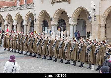 Cracovie, Pologne - le 14 janvier 2017 : Bienvenue dans les troupes américaines sur place du marché de Cracovie Pologne sécurisé pique-nique lors de l'arrivée de soldats dévoués à fo Banque D'Images