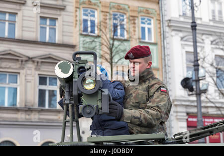 Cracovie, Pologne - le 14 janvier 2017 : Bienvenue dans les troupes américaines sur place du marché de Cracovie Pologne sécurisé pique-nique lors de l'arrivée de soldats dévoués à fo Banque D'Images