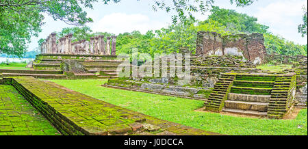 Les vestiges de la ville ancienne de Polonnaruwa - le complexe du palais de Nissanka Malla, entouré de verdure de Deepa Jardin, Sri Lanka. Banque D'Images