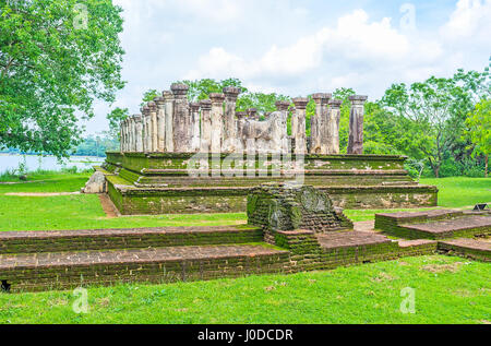 Les ruines de la salle du Conseil du Roi Nissanka Malla dans la ville ancienne de Polonnaruwa, Sri Lanka. Banque D'Images