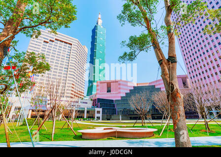 TAIPEI, TAIWAN - Le 28 mars : c'est une vue de l'immeuble du World Trade Centre et Taipei 101 dans le quartier financier de Xinyi, le 28 mars 2017 dans la région de Taipe Banque D'Images