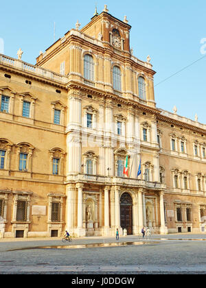 Les gens qui marchent en face du Palazzo Ducale à Piazza Roma de Modène. Emilia-Romagna. L'Italie. Banque D'Images