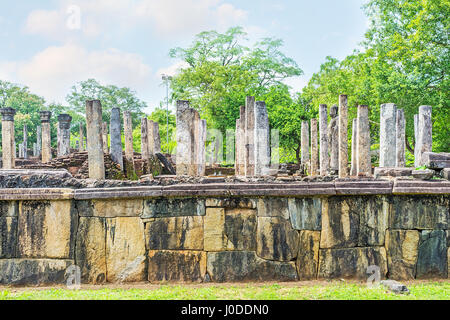 Les nombreux piliers de pierre de l'antique en Atadage Dalada Maluwa, Polonnaruwa, Sri Lanka. Banque D'Images