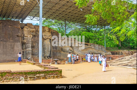 POLONNARUWA, SRI LANKA - le 27 novembre 2016 : Les groupes de touristes visitent le Gal Vihara ou le Temple Rock, aussi célèbre que le Uttararama, connu pour Banque D'Images