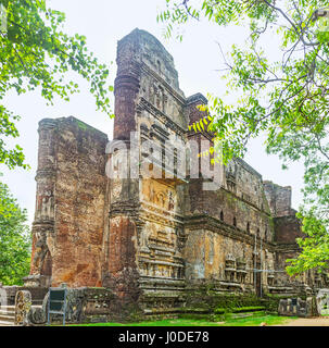 Les ruines de Lankathilaka Image House avec d'énormes piliers en brique, sculptures décoratives sur les murs et statue du Bouddha géant à l'intérieur de la maison, Alahana Pirivena Banque D'Images