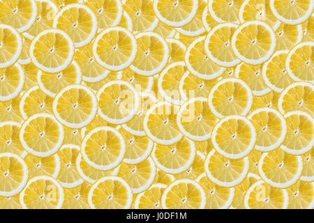 Arrière-plan de heap tranches de citron jaune frais. Close-up. Studio de photographie. Banque D'Images