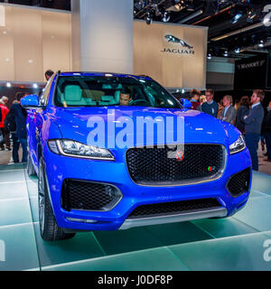 Francfort, Allemagne - 23 septembre 2015 : Jaguar F-PACE - première mondiale. Salon international de l'automobile de Francfort Banque D'Images