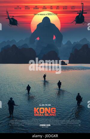 DATE DE SORTIE : Mars 10, 2017 Title : Kong : l'Île du Crâne STUDIO : divertissement légendaire réalisateur : Jordan Vogt-Roberts Résumé : Une équipe d'explorateurs et de soldats d'une île inexplorée dans le Pacifique, ne savent pas qu'ils sont dans le domaine des monstres, y compris le mythique Kong AVEC : Affiches (Crédit : © Legendary Entertainment/photos) Banque D'Images