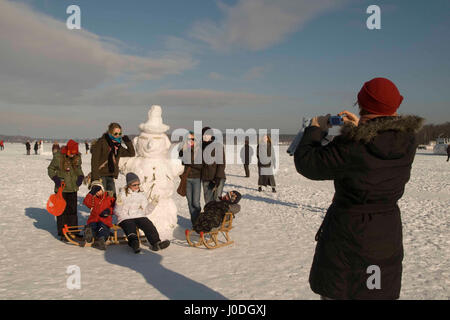 Winterfun avec de gros bonhomme sur le Wannsee congelé à Berlin Banque D'Images