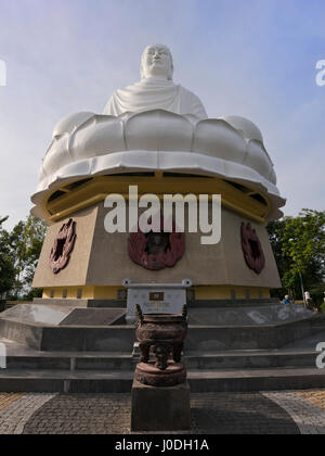Vue verticale de la grande statue du Bouddha assis blanc à Hai Duc pagode à Nha Trang, Vietnam. Banque D'Images