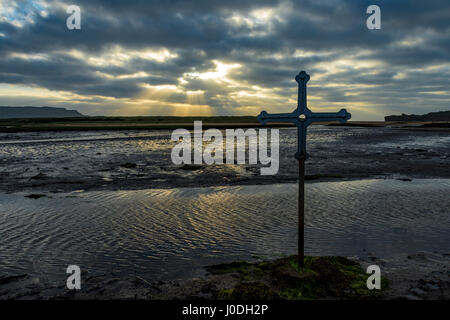 Croix de métal sur la plage de sunet, Tullagh Bay, péninsule d'Inishowen, comté de Donegal, Irlande Banque D'Images