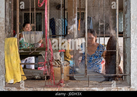 Portrait horizontal de mesdames traditionnels papier de riz au Vietnam. Banque D'Images