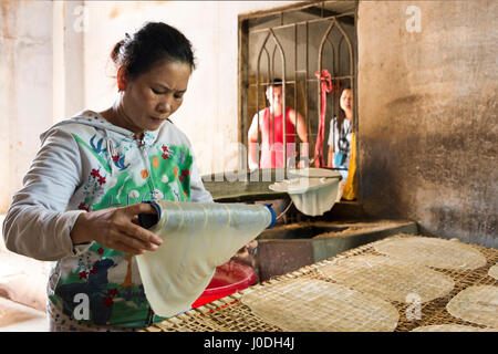 Portrait horizontal de mesdames traditionnels papier de riz au Vietnam. Banque D'Images