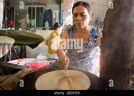 Portrait horizontal de mesdames traditionnels papier de riz au Vietnam. Banque D'Images