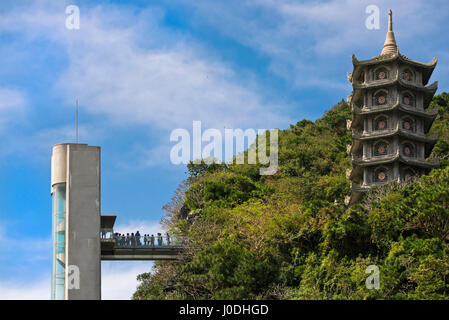 Vue horizontale de la montagne de marbre près de l'entrée de Da nang, Vietnam Banque D'Images