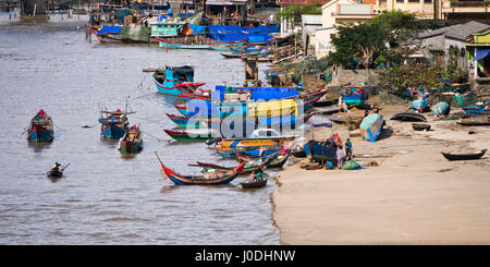 Vue panoramique horizontal de pêcheurs et de leurs bateaux à Lang Co, Vietnam Banque D'Images