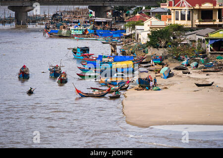 Vue horizontale de pêcheurs et de leurs bateaux à Lang Co, Vietnam Banque D'Images