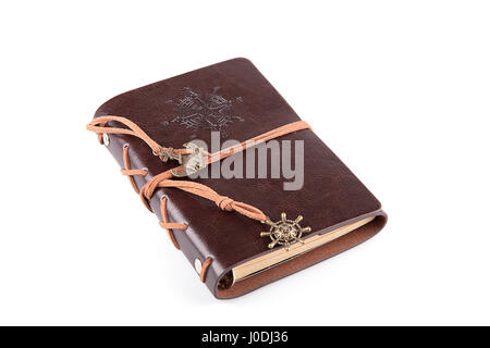 Manuscrit de cuir brun sur une surface blanche. Ordinateur portable isolé sur fond blanc. Banque D'Images