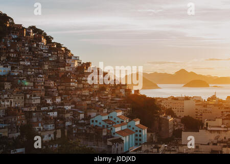 Favela Cantagalo et la plage d'Ipanema, Rio de Janeiro, au Brésil, durant le lever du soleil Banque D'Images