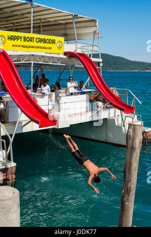 Bateau avec les touristes, l'île de Koh Rong Sanloem, au Cambodge, en Asie. Banque D'Images