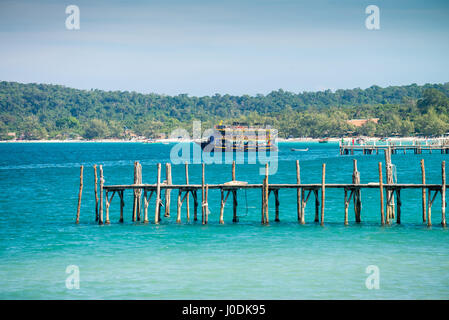 Bateau avec les touristes, l'île de Koh Rong Sanloem, au Cambodge, en Asie. Banque D'Images