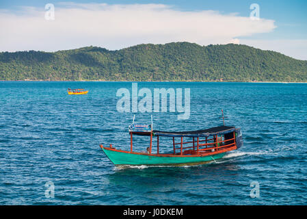 Bateau avec les touristes, l'île de Koh Rong Sanloem, au Cambodge, en Asie. Banque D'Images