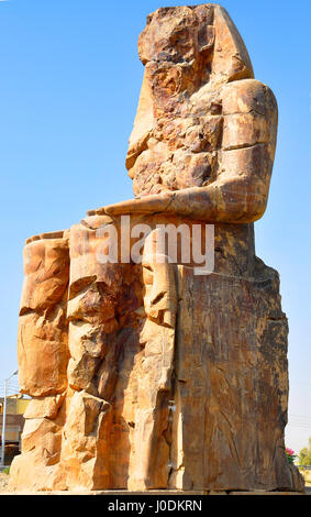 Colosses de Memnon sont deux gigantesques statues de pierre représentant le Pharaon Amenhotep III Banque D'Images