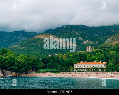 Le parc, la Villa Milocer, Reine de la plage. Près de l'île de Sveti Stefan au Monténégro. Banque D'Images